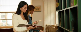 Twee vrouwen bekijken boeken in de museumwinkel