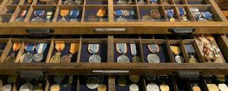 medailles in ladenkast