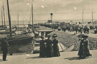Foto haven Terschelling met reizigers rond 1920