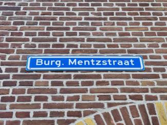 Straatnaambordje Burgemeester Mentzstraat