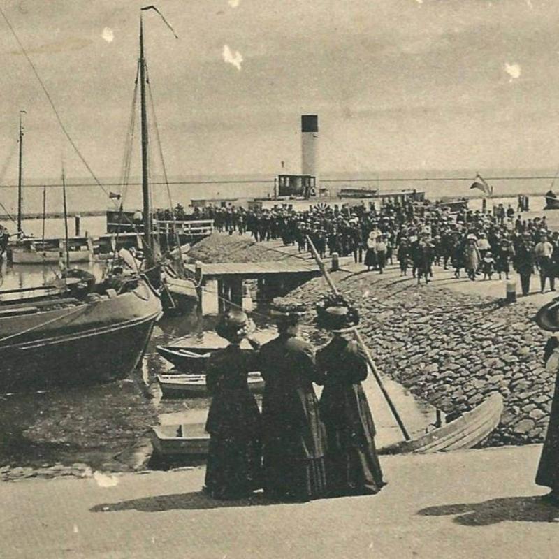 Foto haven Terschelling met reizigers rond 1920