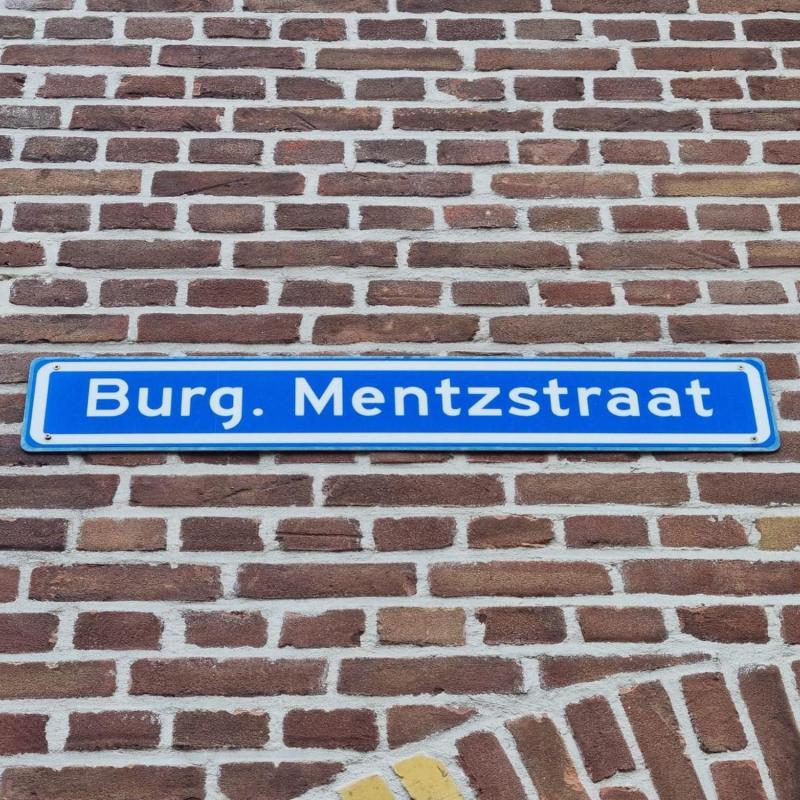 Straatnaambordje Burgemeester Mentzstraat